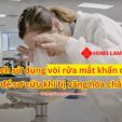 Sử dụng vòi rửa mắt khẩn cấp trong tình huống bị văng hóa chất