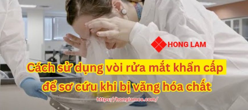 Sử dụng vòi rửa mắt khẩn cấp trong tình huống bị văng hóa chất